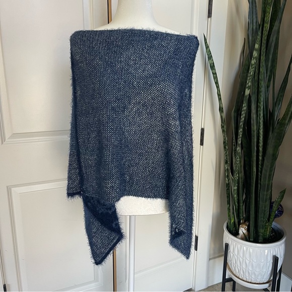Cashmere Blend, Reversible Navy and White Paisley Print Poncho - Picture 4 of 9